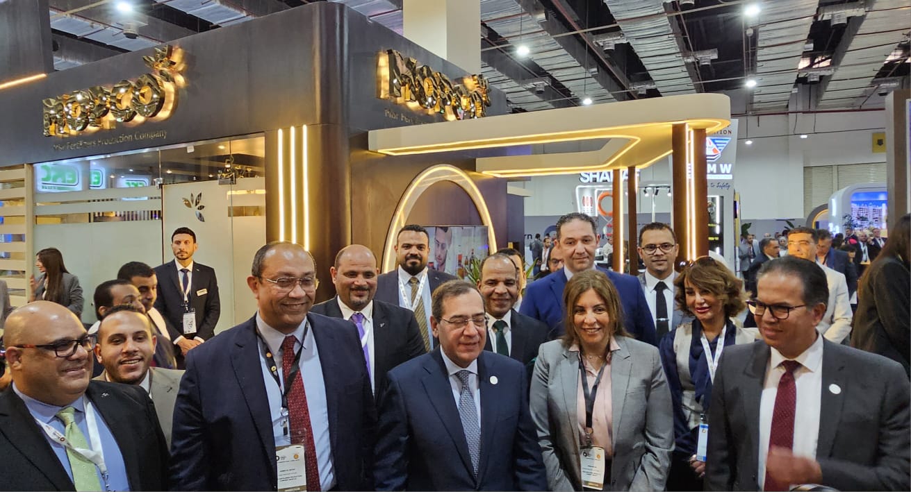 الملا يتفقد جناح مصر للاسمدة 
